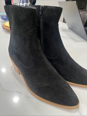 NWOB Lisa Vicky Black Suede Pointed Ankle Booties with Side Zip